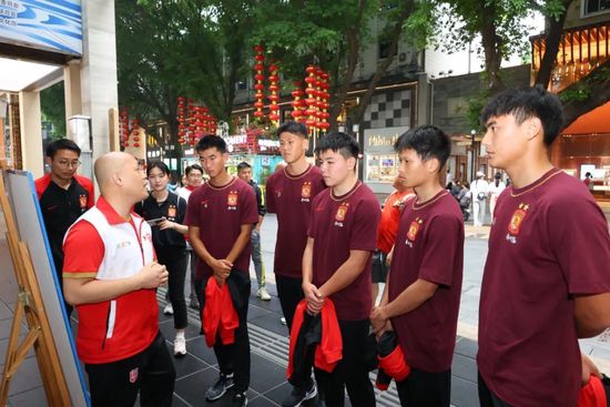 威尔（瑞安•雷诺兹 饰）的女儿玛雅（阿比吉尔•布莱斯林 饰）在黉舍进修了性教育以后，回抵家中嚷着要父亲给她讲述关于本身的恋爱故事。雅玛更想尽力的从故事中找到母亲的形象，固然她的怙恃已离婚。1992年，威尔临时分袂的女友艾米莉（伊丽莎白•班克斯 饰）独自来到纽约成长本身的事业，他是协助克林顿竞选总统的竞选战团的一员。威尔大志勃勃，可是他的事业却不如想象中顺遂。豪情路也是如斯，孤单的威尔跟战团员工艾波（艾拉•费舍尔 饰）、新闻记者夏曼（蕾切尔•薇姿 饰）成长出如有似无的豪情，最后他乃至与一样出轨了的艾米莉分手结束。即便到后来威尔在纽约站稳了脚，有了本身的公司，他仍是兜兜转转在这三个女人傍边，到底谁是他的真爱？